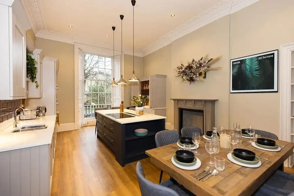Beautiful Three Bedroom Georgian Home in Edinburgh