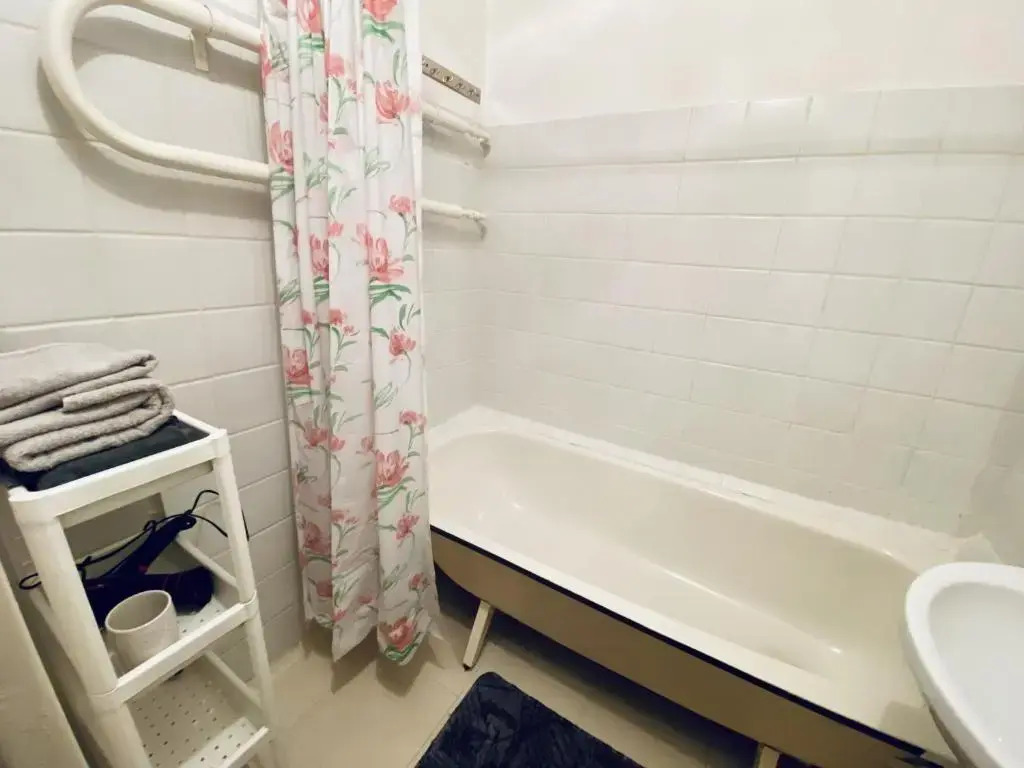Spacious 3-Room Apartment & Parking