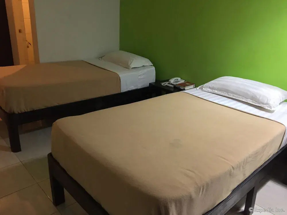 OYO 543 Negrense Suites