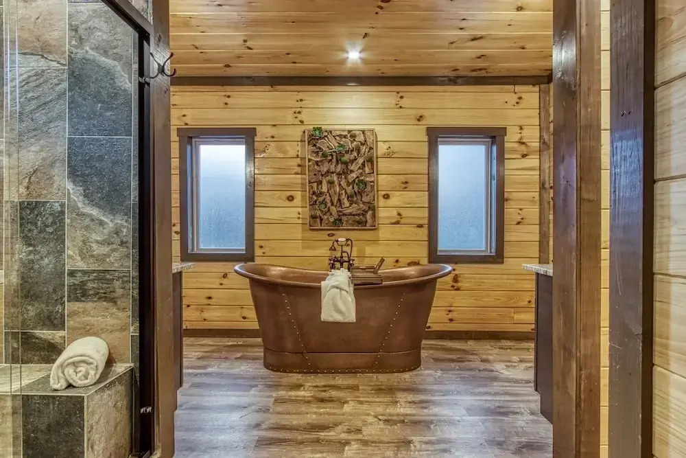 ERN823 - EAGLE FALLS - GREAT LOCATION WITH PRIVATE HEATED INDOOR POOL! CLOSE TO TOWN! cabin