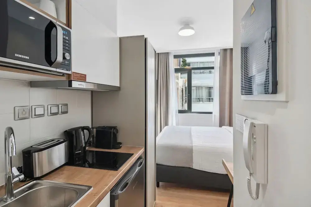 Limehome Piraeus Olive