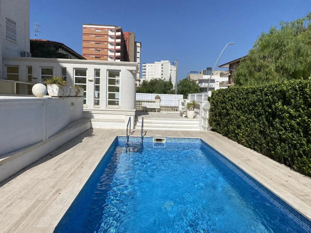 R126 Beachfront Apartment Sant Salvador