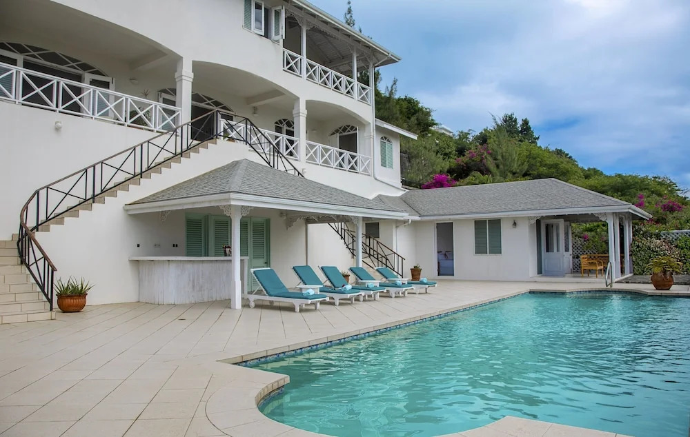 Zephyr Hill - 4 bedroom Villa with awe inspiring views 4 Villa by RedAwning