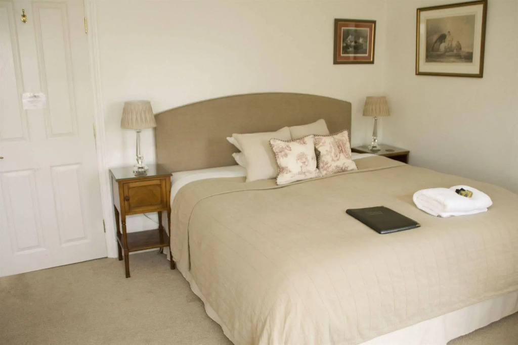 Apartment - Sleeps 4 - Parking - Balcony - Garden