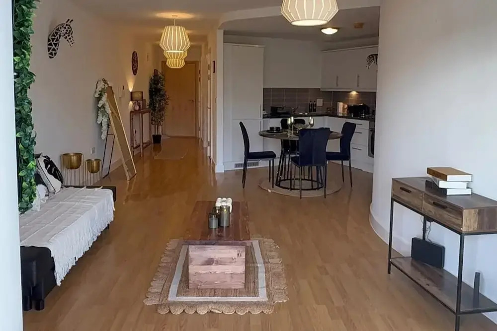 Flat - Sleeps 4 - Parking - Balcony - Pet Friendly