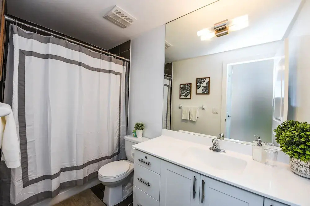 Canadian Madmac Furnished Apartment - Square One Ovation