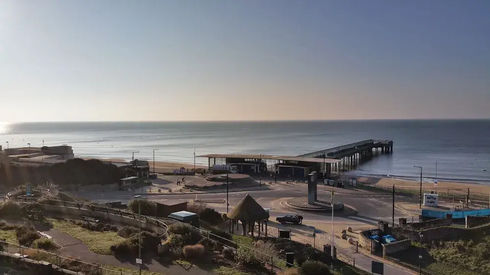 Beach Front 2-bed Apartment With Deck & BBQ