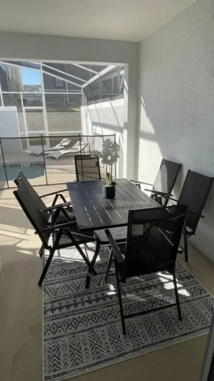 Relaxing 4 Bed Town Home With Splash Pool 4 Bedroom Townhouse by RedAwning
