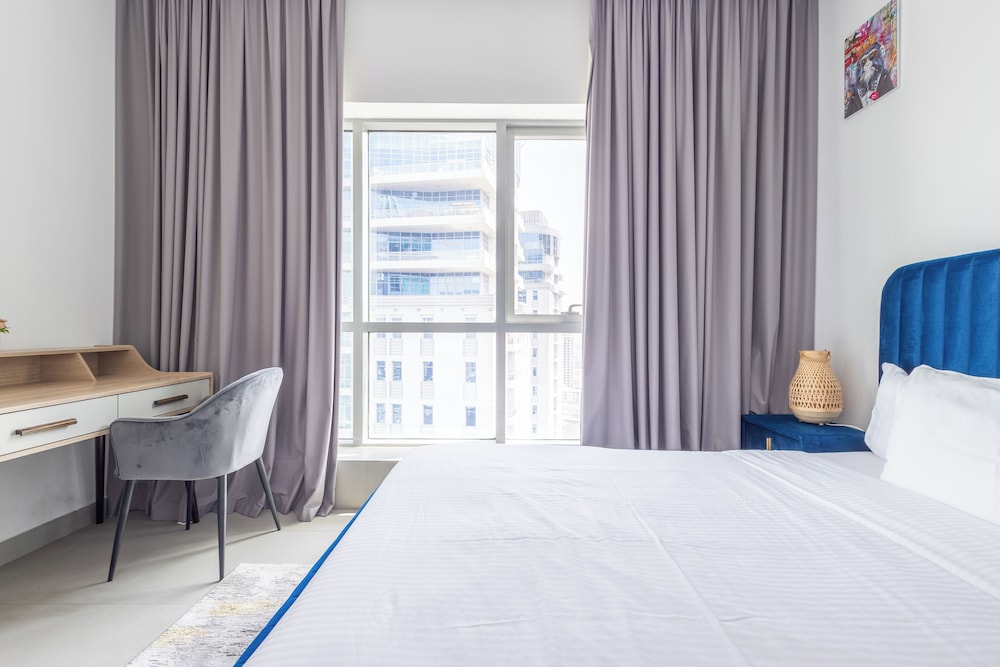SuperHost - Exclusive 25th Floor Retreat with Marina Views