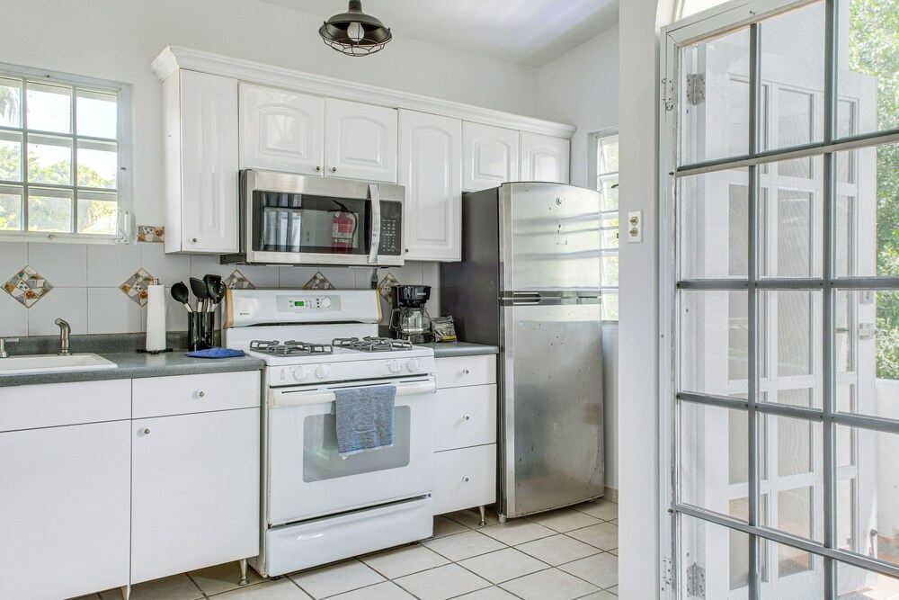 Walk to Beach! Vieques Casita w/ Pool Access