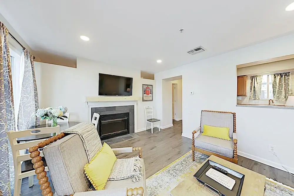 New Listing! Riverfront In Germantown 1 Bedroom Condo