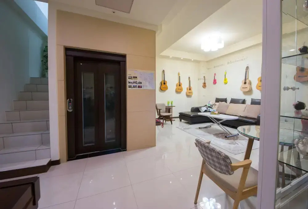 Guitar Charm B&B