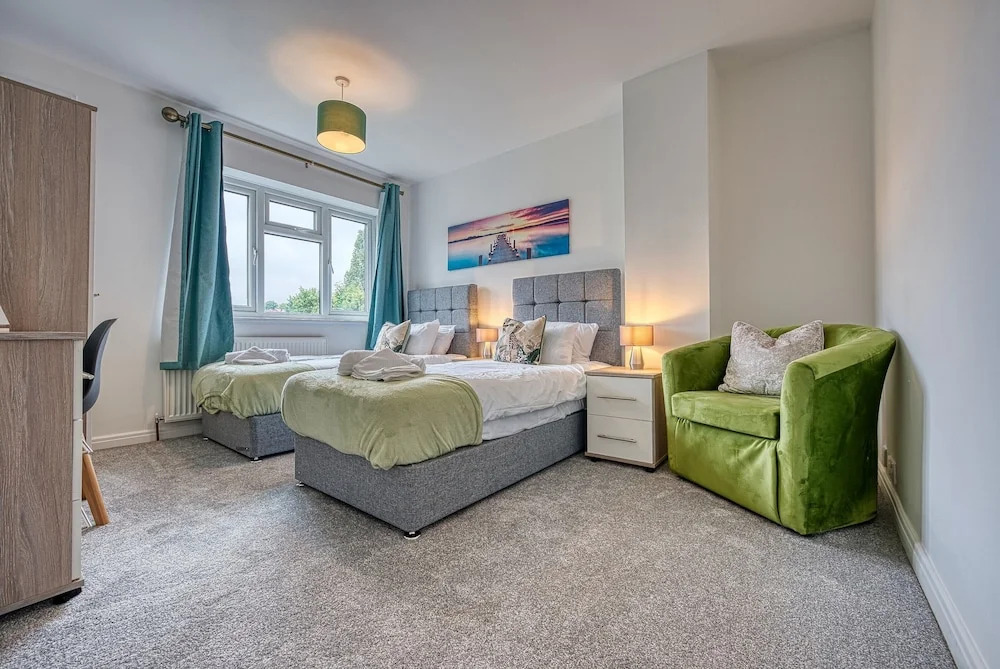 Modern 3BR House Wednesbury Garage