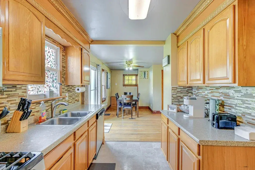 Large Yard & Furnished Deck: Cheektowaga Getaway!