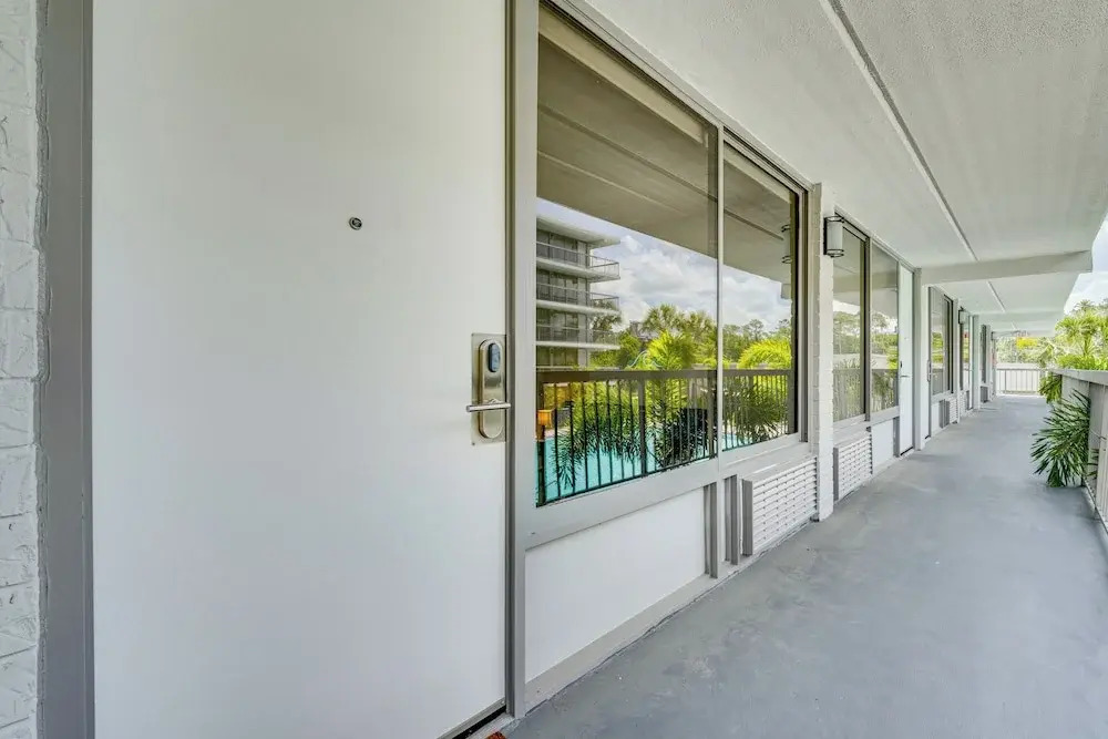 3 Mi to Disney World: Modern Studio