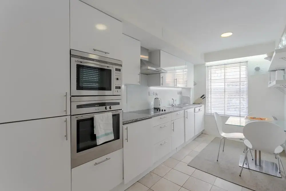 2 Bedroom House in Maida Vale With Balcony