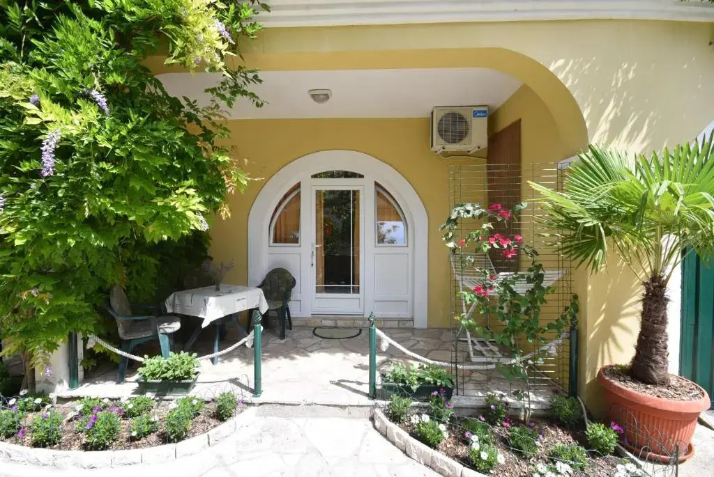 Huter Apartments