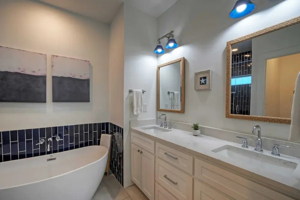 Luxury 4bdr Beach Retreat w/ Private Pool Walk to Dining + Shops Shore Thang