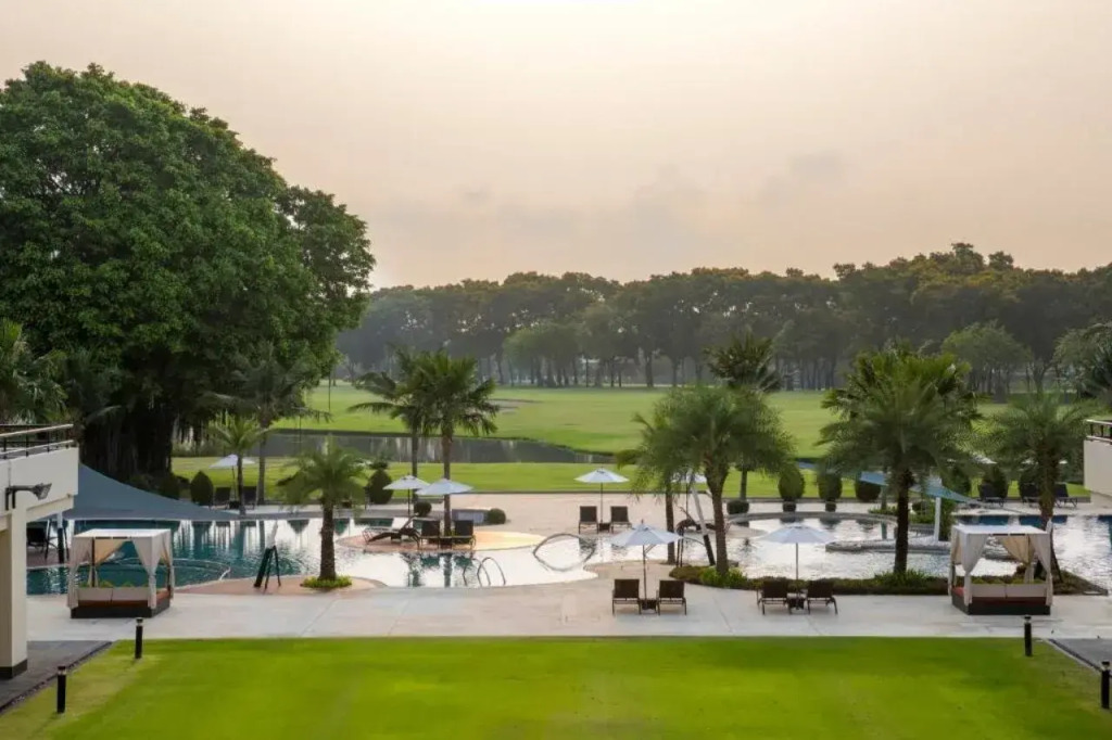 Eastin Thana City Golf Resort Bangkok Free Scheduled Shuttle from Hotel to Suvarnabhumi Airport