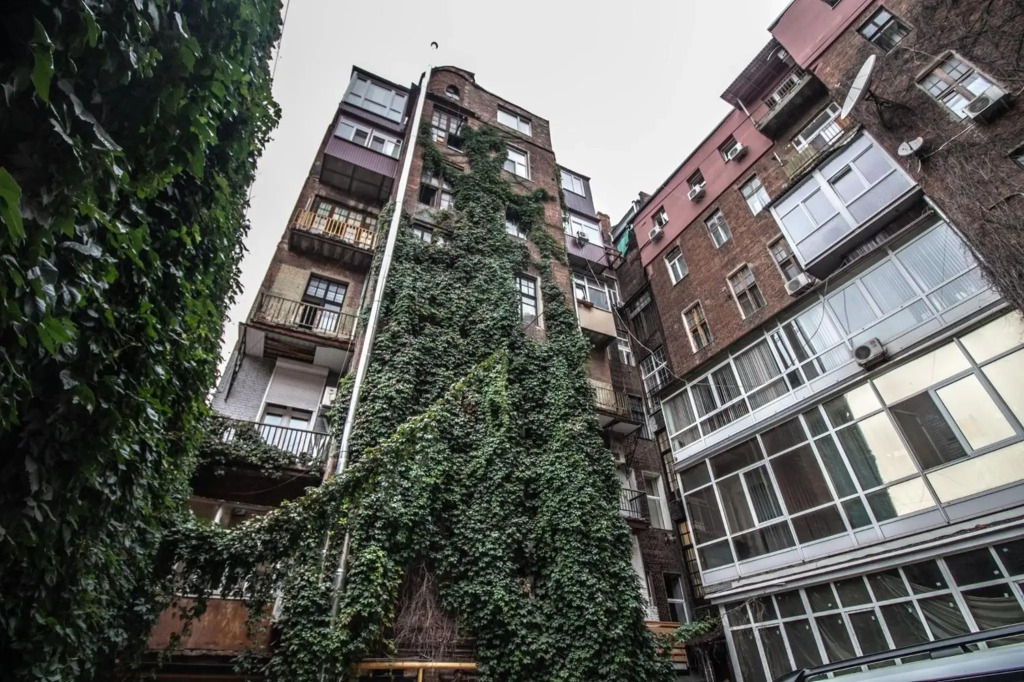 Two-floor apartments and studio 2-х этажные апартаменты и студия в самом центре