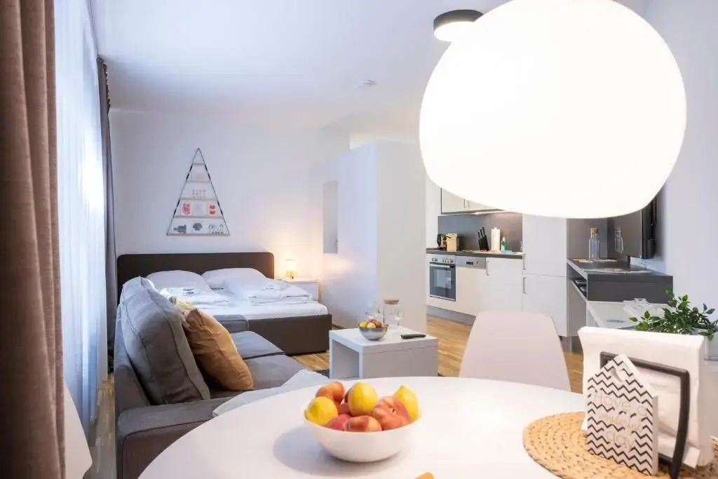 Modern City Hideaway Graz by ichbucheAT