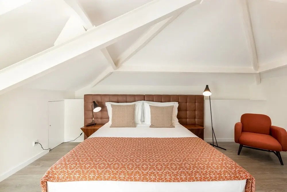 Spacious 4-Bedroom Apartment in Porto