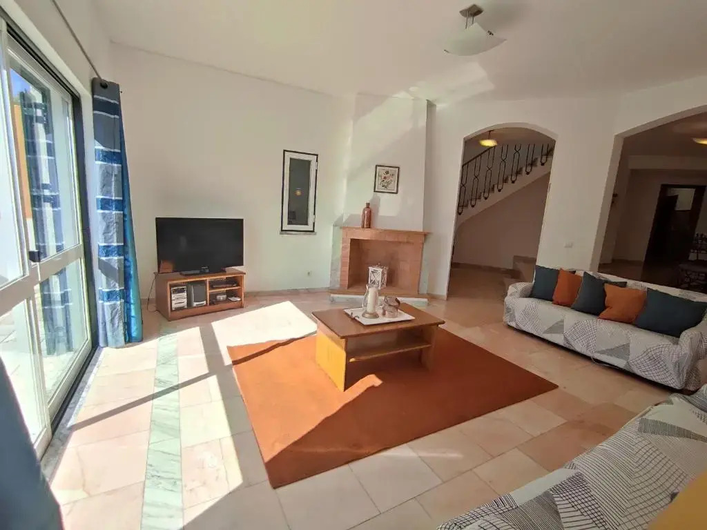 Vila Magna near The Strip with BBQ, AC, Balcony, Parking, 4 TVs and Free wifi
