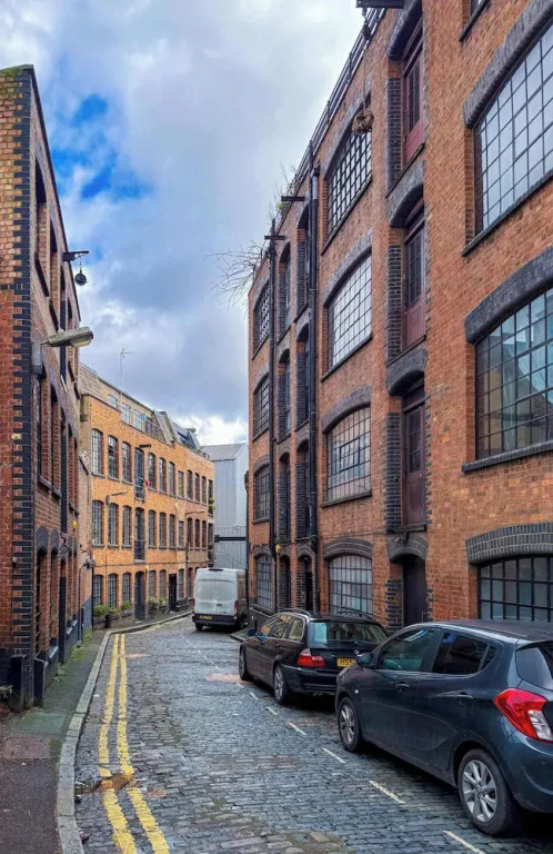 Light-filled Double Bedroom With Workspace in a Converted Warehouse Shoreditch