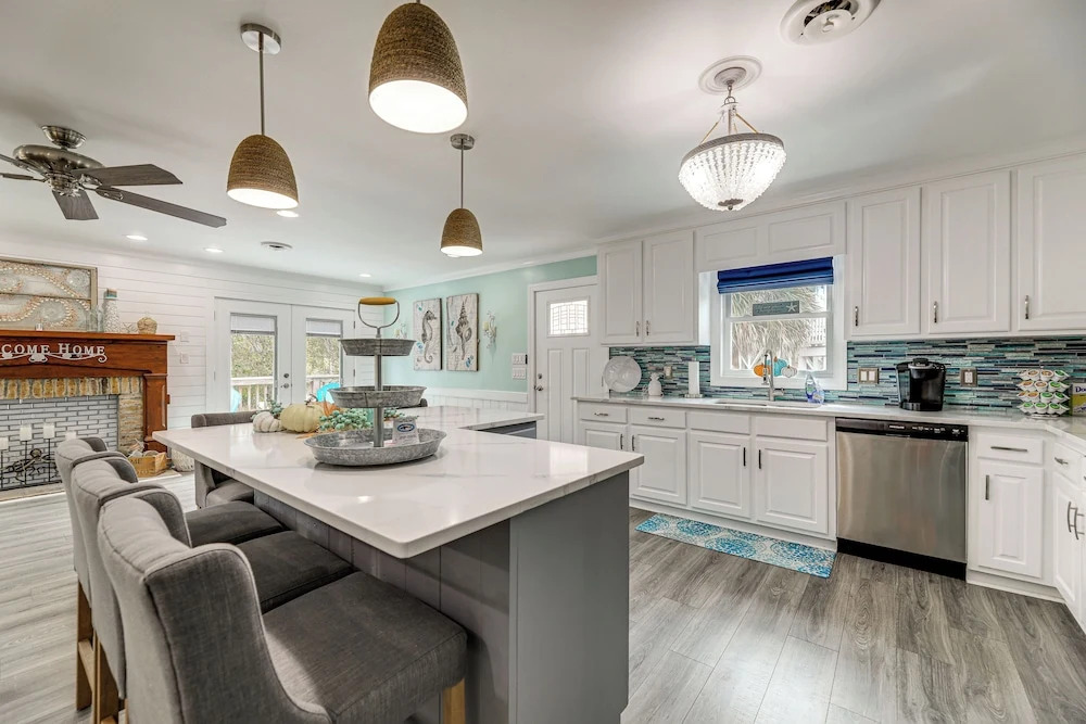 Emerald Isle Beach House: Walk to the Sand!