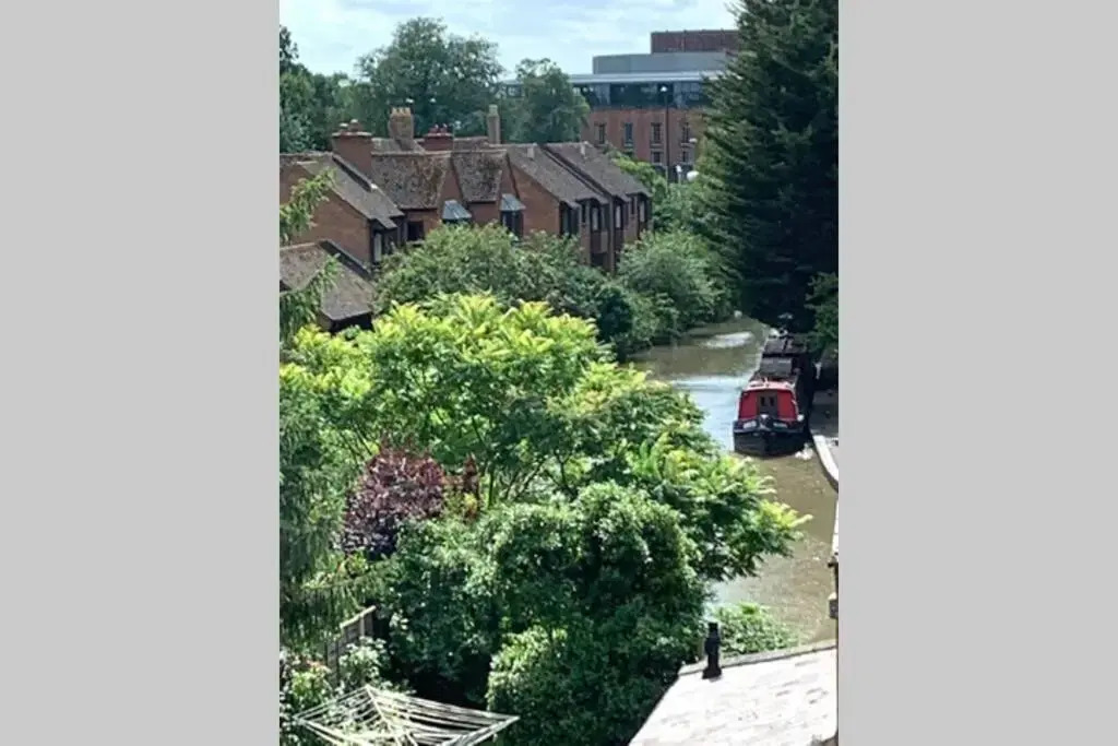 Stratford upon Avon: 2 bed town centre apartment, parking for one car