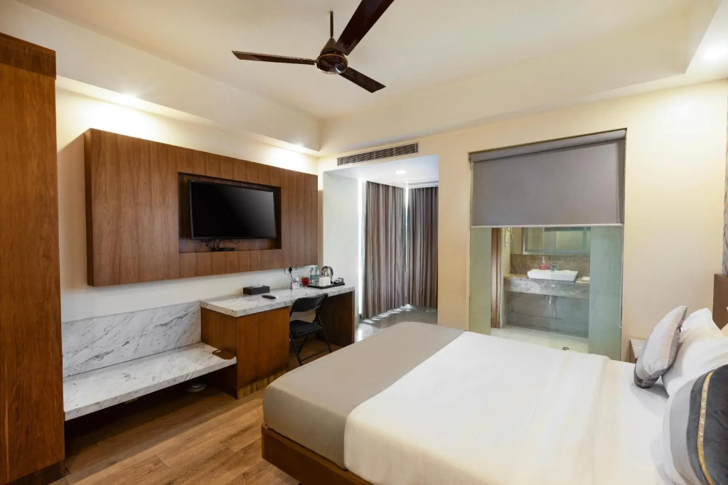 Capital O 27044 Hotel The Orion Plaza