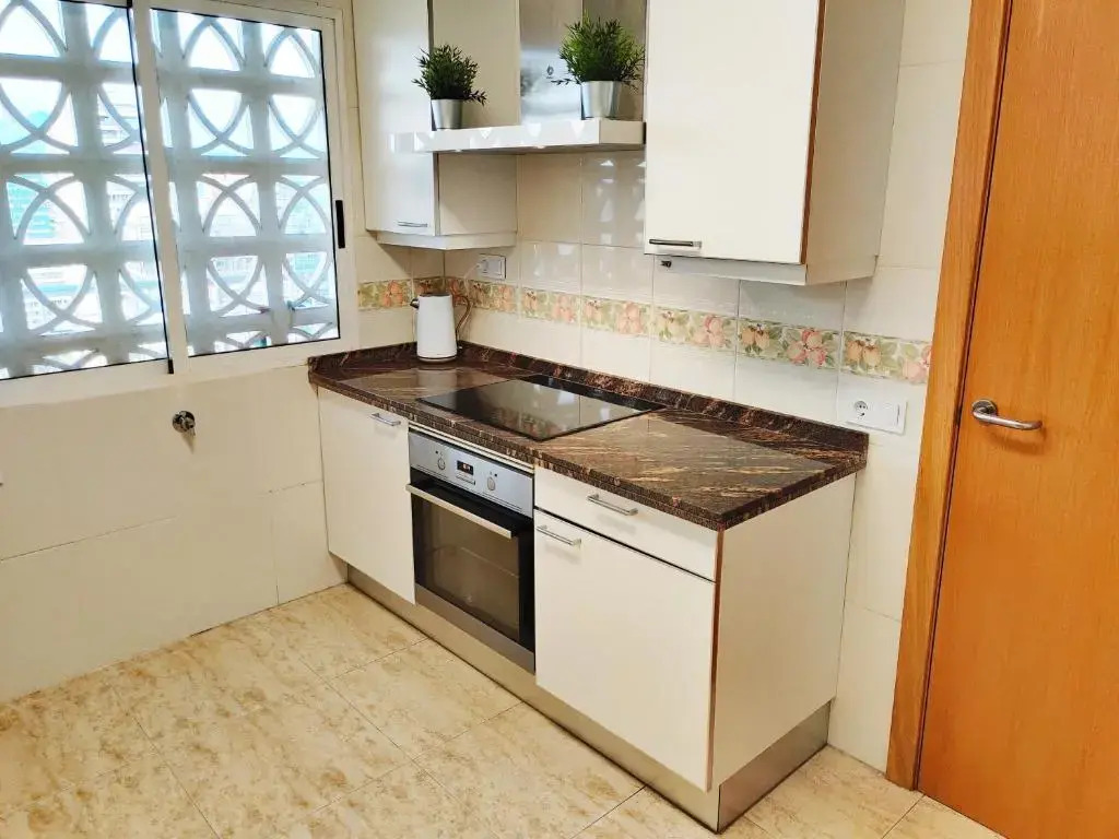 <1 Min Beach, Sea Views, AC, Wifi, Pool, 3xTennis