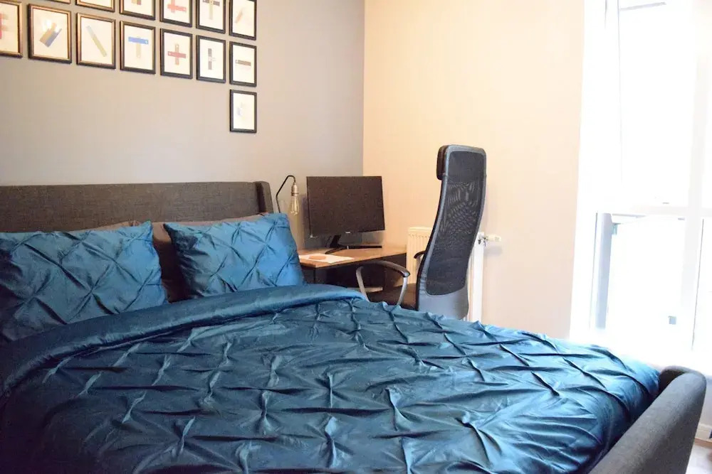 Modern 1 Bedroom Apartment With Balcony