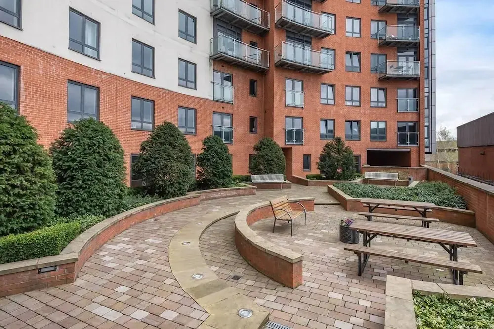 Stunning 2BR Waterside Apartment Close to Station