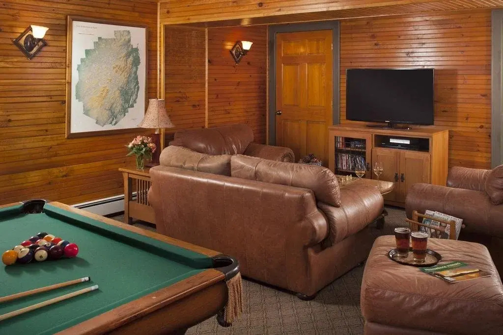 Friends Lake Inn