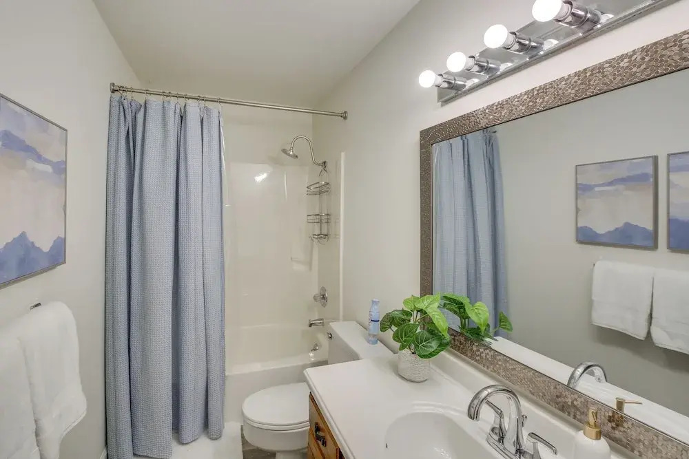 Pool, Hot Tub & Lake Access: Lake Hamilton Condo!