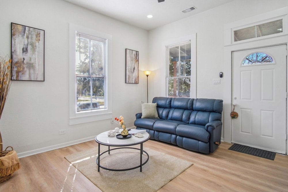 Cozy Historic Gem: 5 Mins to Downtown SA