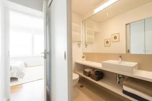 Elegant and Bright Apt Estoril by LCH