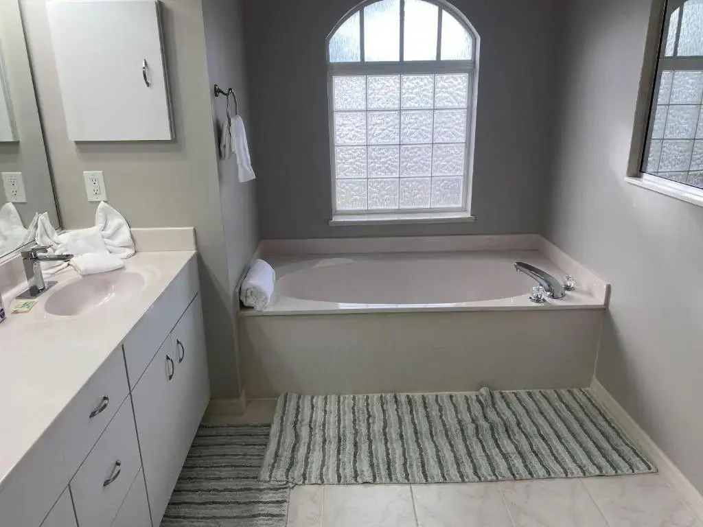Spacious and private pool house, 15 min to beach