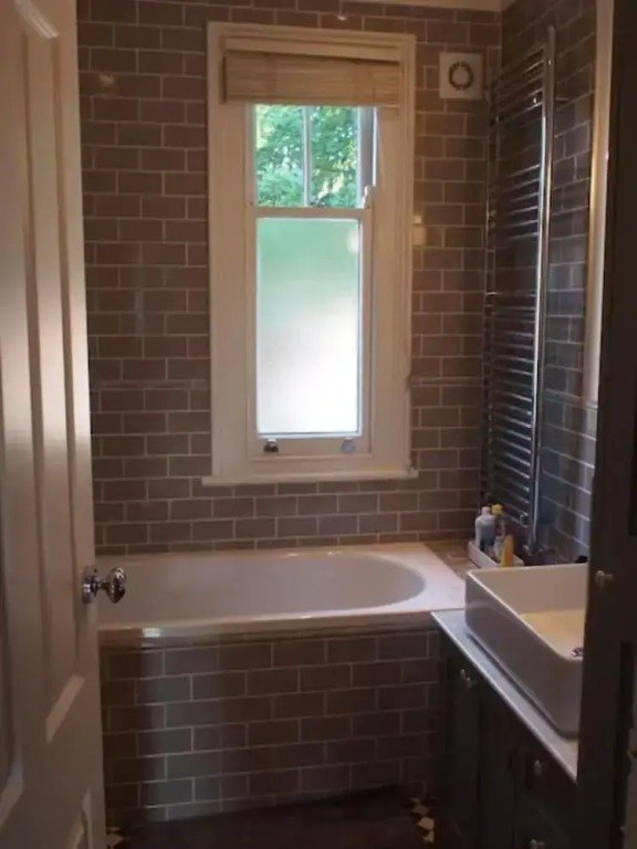 Chiswick 3 Bedroom Home Near River