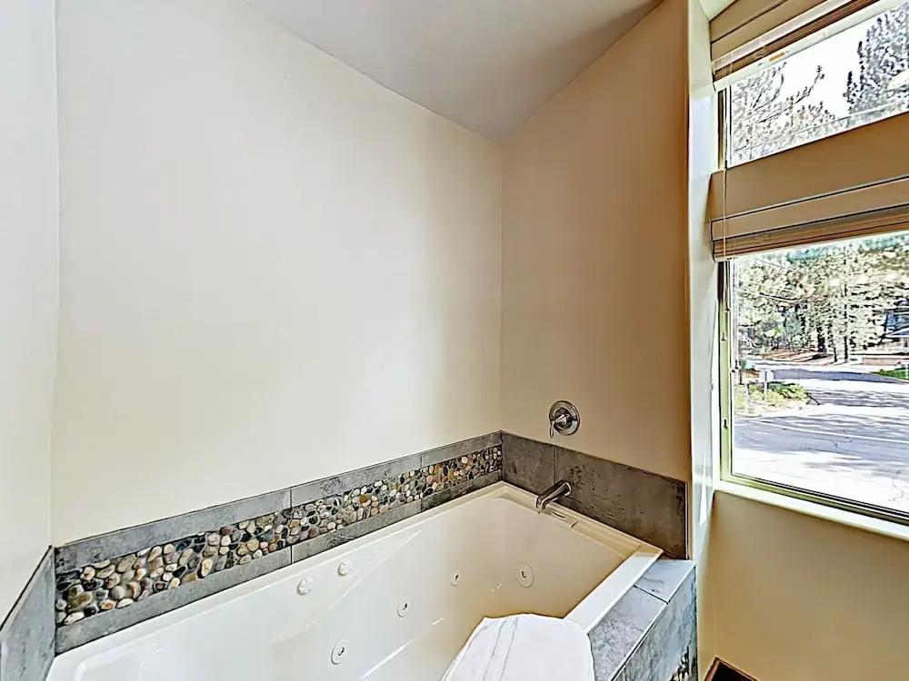 New Listing! New-build Alpine W/ Hot Tub 5 Bedroom Home