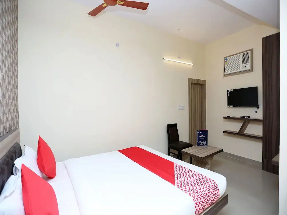 OYO Flagship 11549 Crystal INN