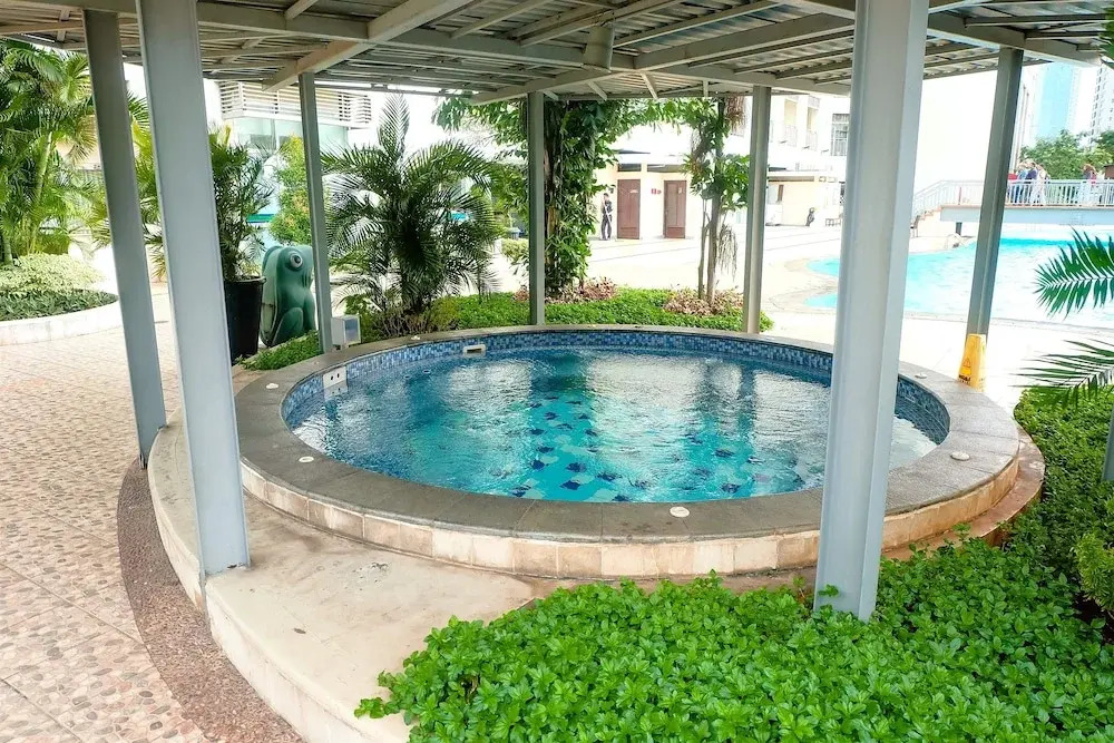 Near Shopping Center 1BR Cosmo Residence Apartmen