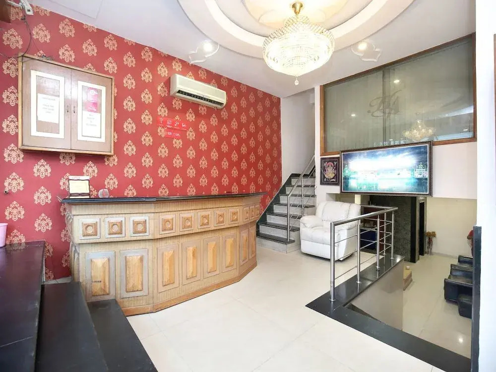 OYO 15667 Hotel Anand