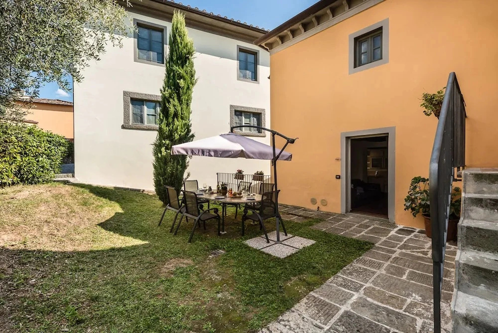 Spacious Deluxe Apartment With Private Garden
