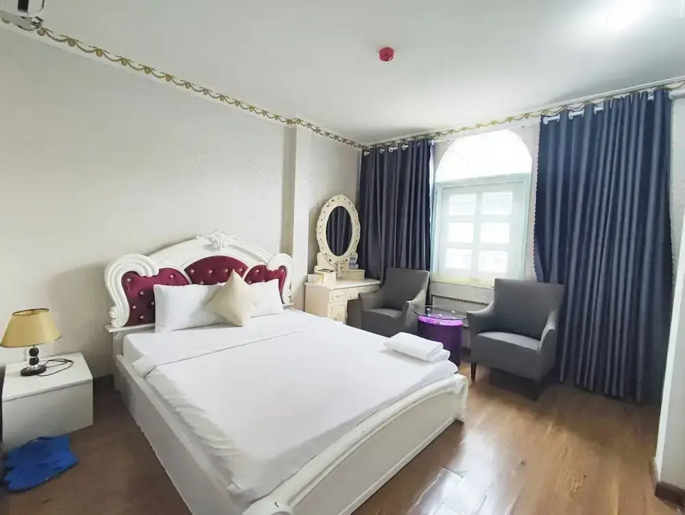 Crowne Meow Bui Vien Hotel 2