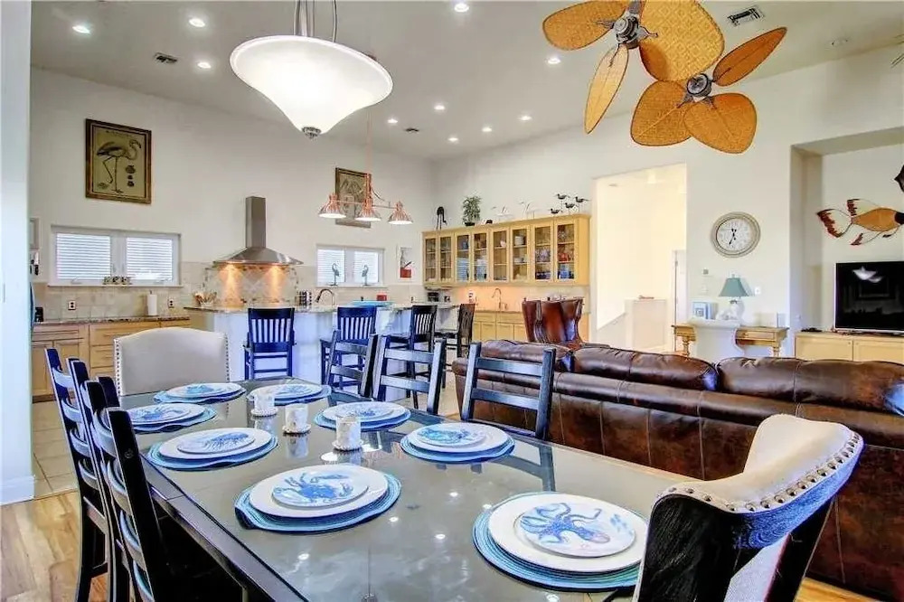 Aransas Palms - 4 Br home by RedAwning