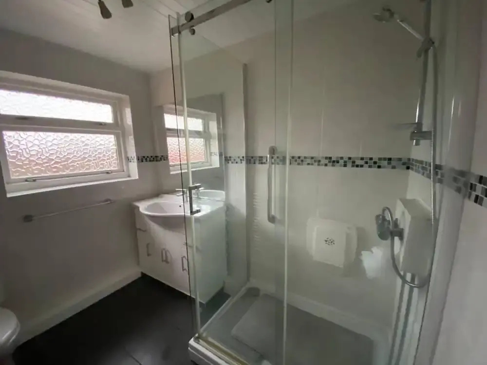 Quiet Secluded two Bedroom Bungalow With Parking