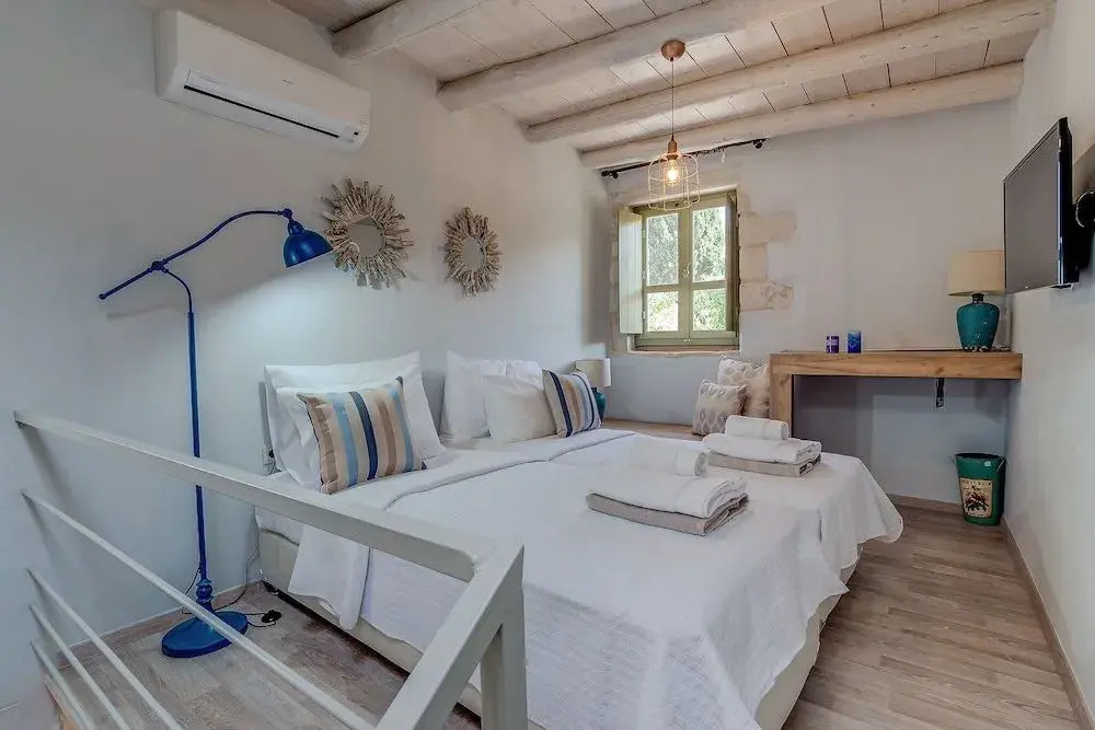 Traditional Stonebuilt Villa Leonanto with Heated Pool, only 5 Km from a Sandy Beach