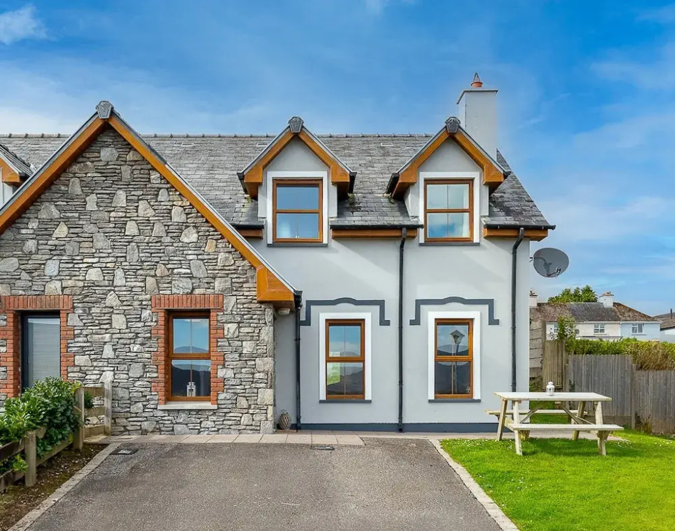 2 Bedroom Home in Kenmare With sea Views to Sleep 4